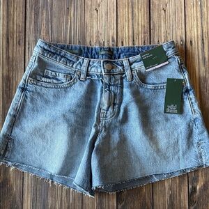 NWT Wild Fable Light Wash Mid Rise Mom Short 4” Size 4